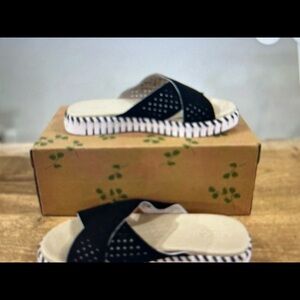 Size 39 IlseJacobsen cross band tulip sandals like new